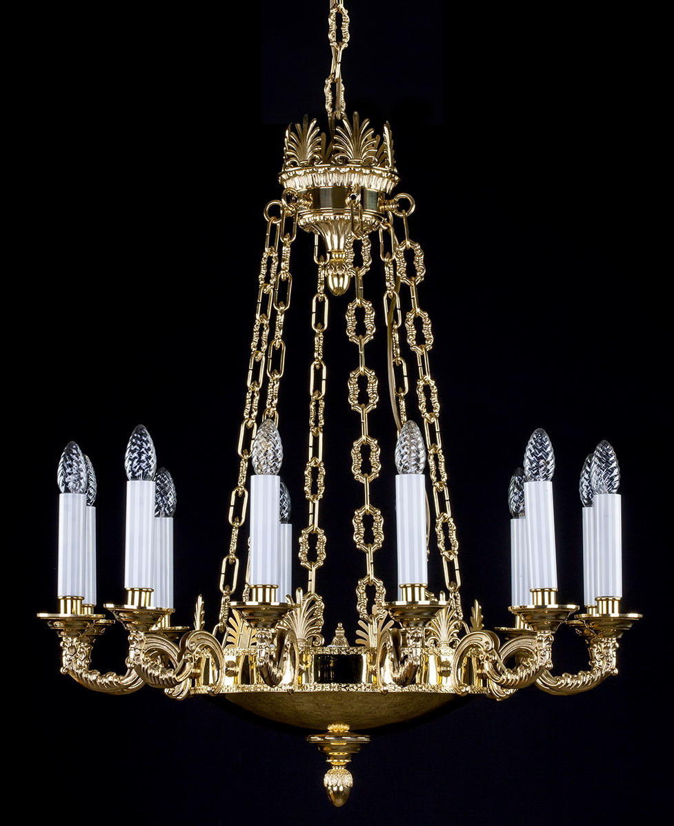 Lustre doré à huit bras vu de face sur fond noir