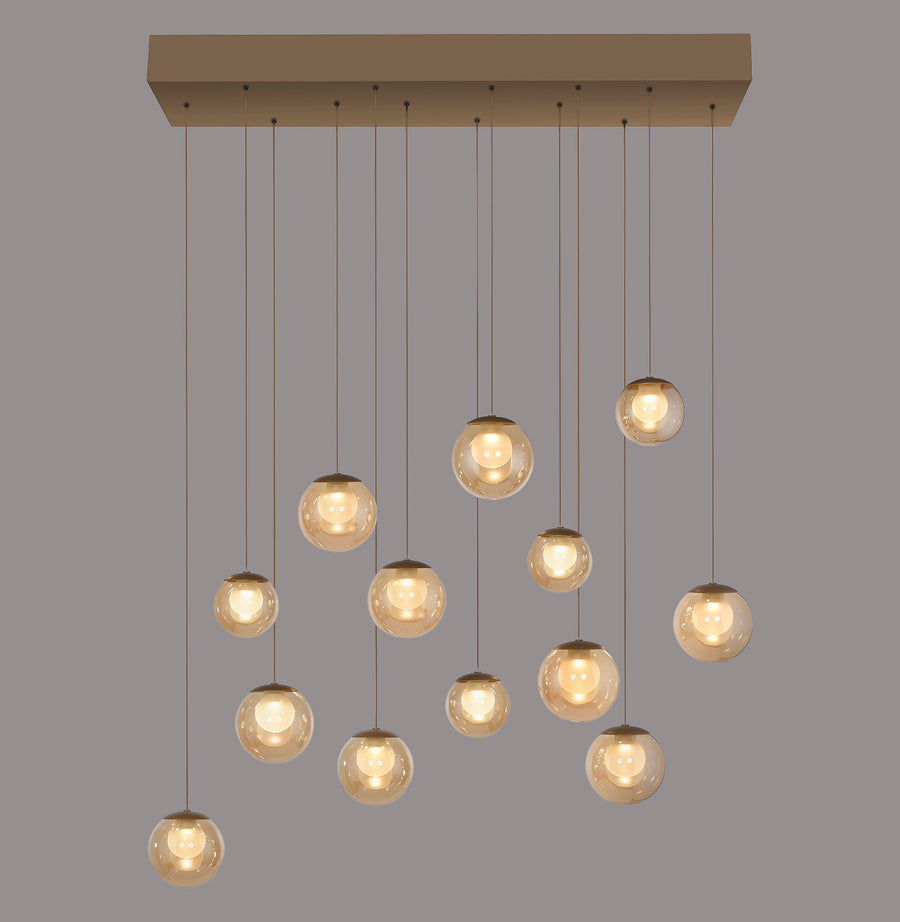 Vue de face du luminaire avec ses douze globes ambrés suspendus à hauteurs variables