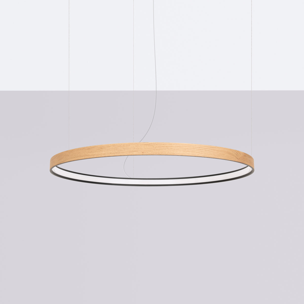 Même luminaire circulaire suspendu par câbles fins, fond gris clair, présentation produit centrée