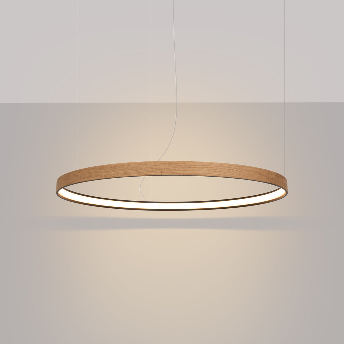 Anneau lumineux allumé diffusant une lumière chaude dans une pièce, mise en ambiance murale