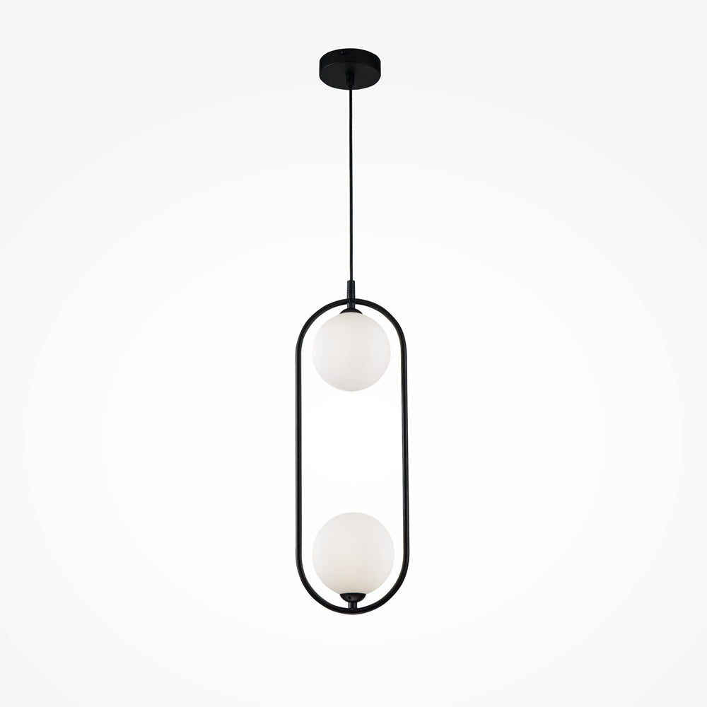 Vue de face du luminaire noir suspendu, deux globes opalins dans un cadre ovale