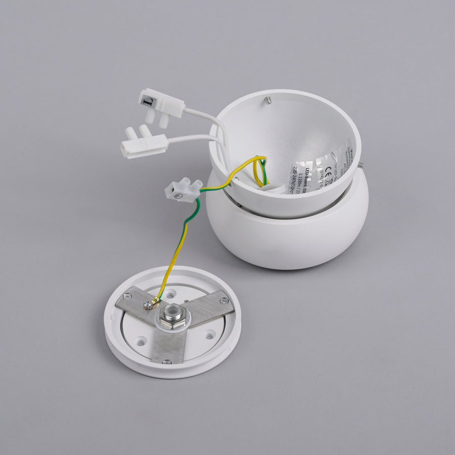Pièces détachées du plafonnier : platine, connexions électriques et boîtier.