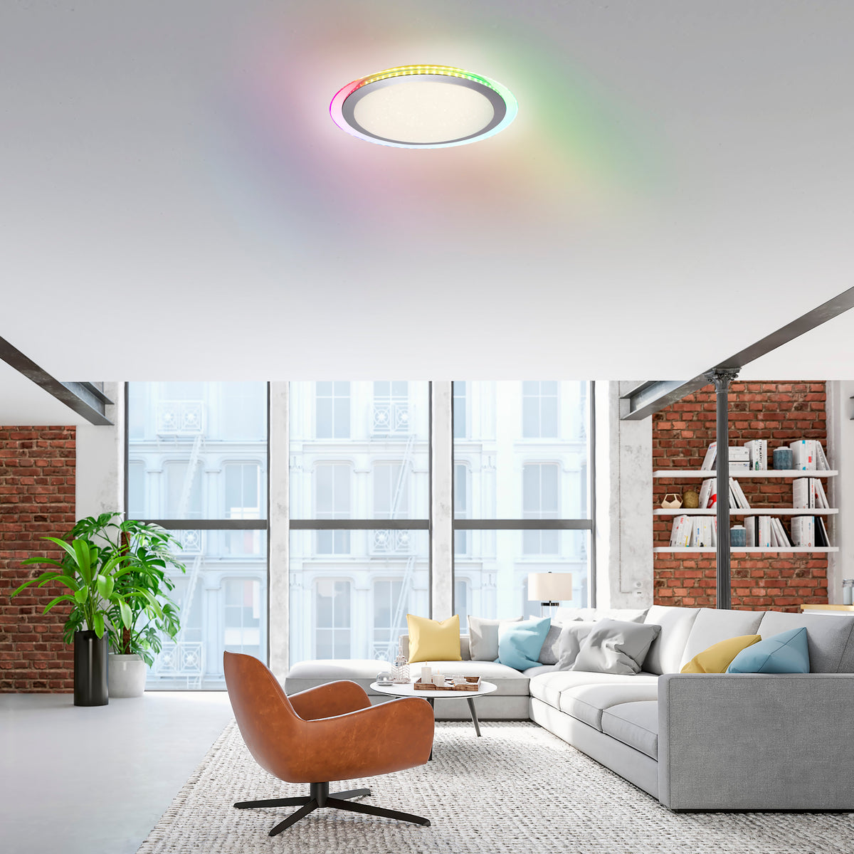 Mise en ambiance du plafonnier rond au plafond d'un salon moderne, halo multicolore éclairant la pièce.