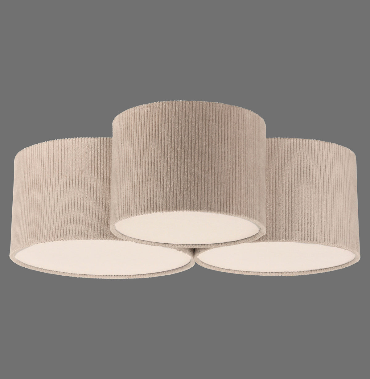 Vue de face du plafonnier beige composé de trois abat-jours cylindriques en cordelette.