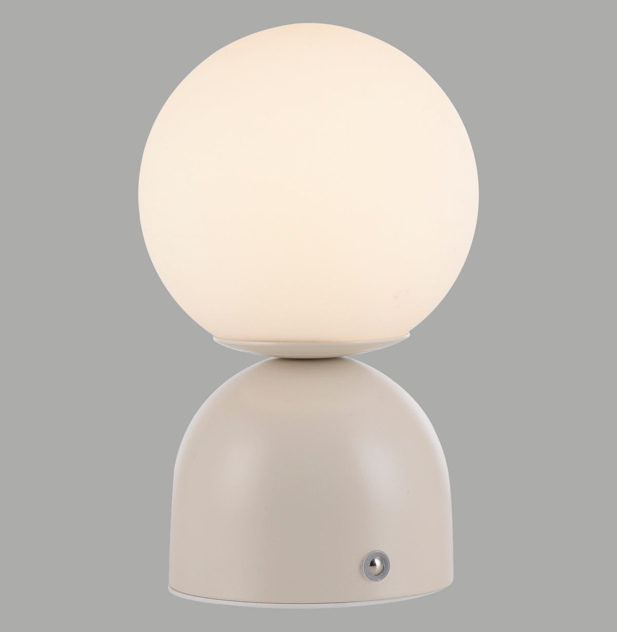 Lampe à poser beige avec globe blanc sphérique et base arrondie, vue de face.