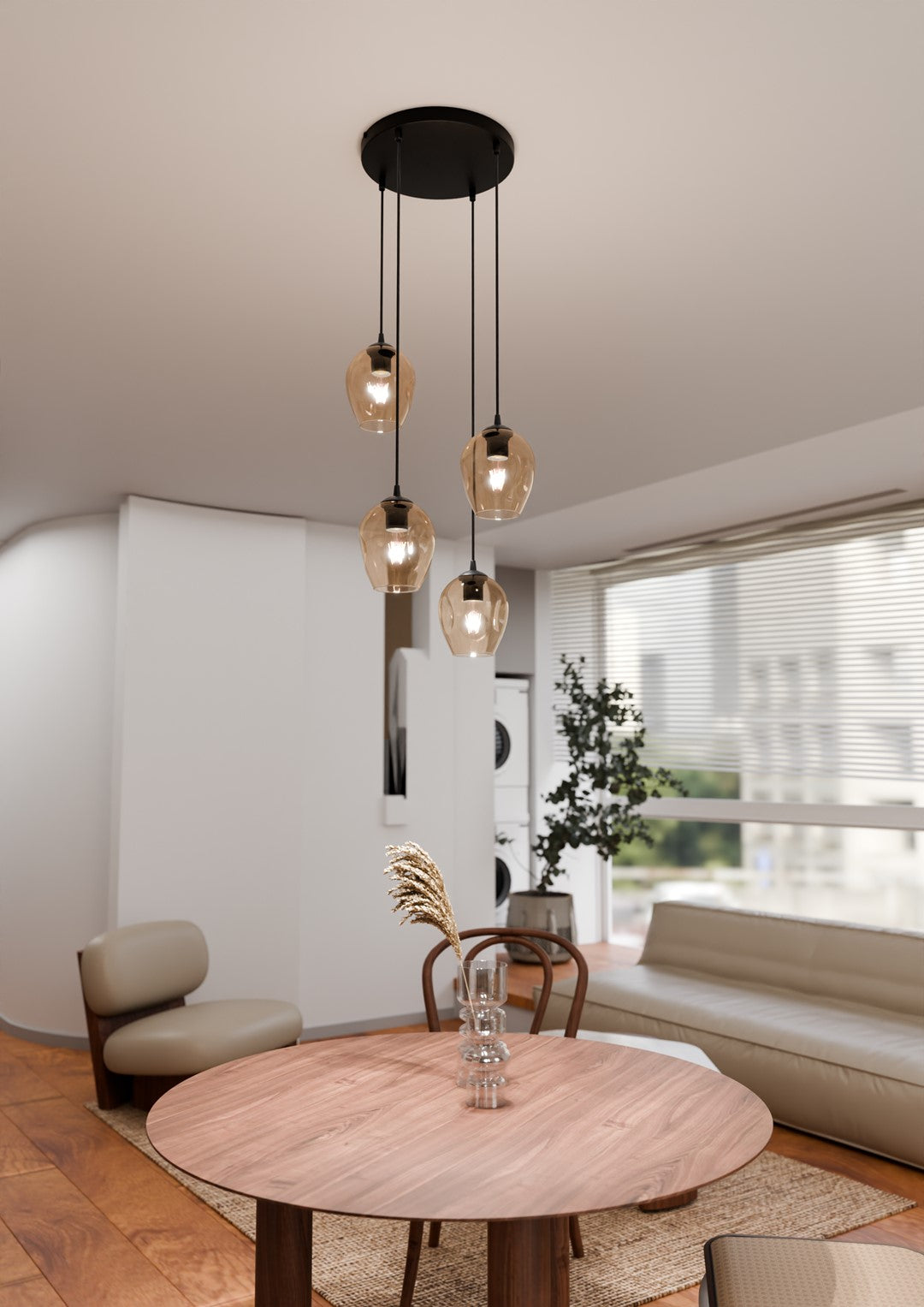 Suspension allumée au-dessus d'une table en bois dans un séjour avec canapé et grandes fenêtres.