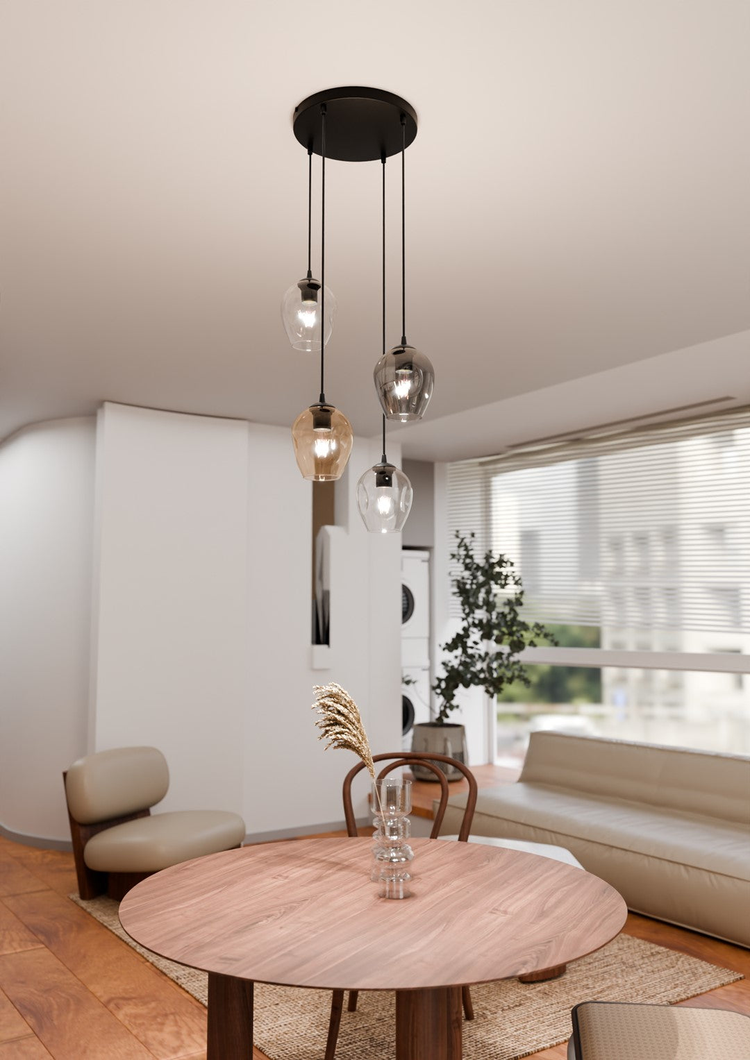 Suspension éclairée dans une salle à manger claire, table en bois