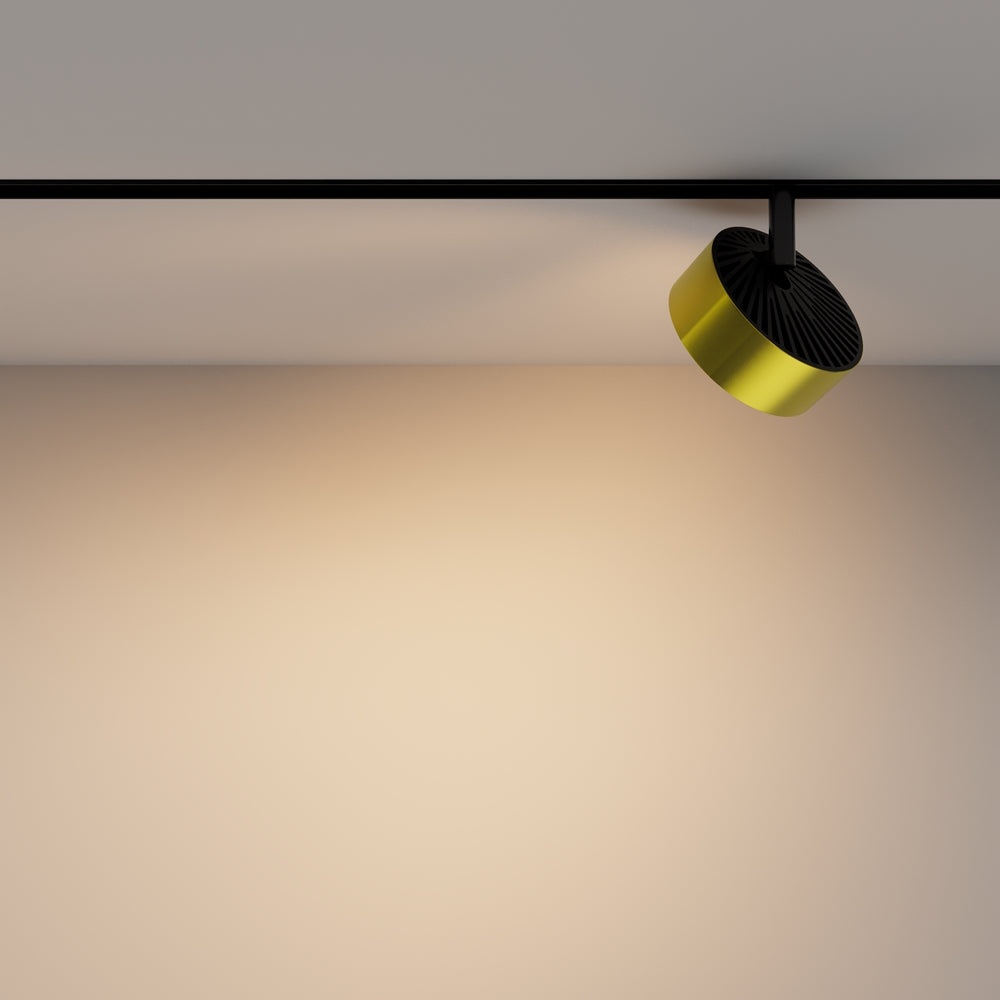 Spot orienté vers le mur, halo de lumière chaude projeté dans la pièce
