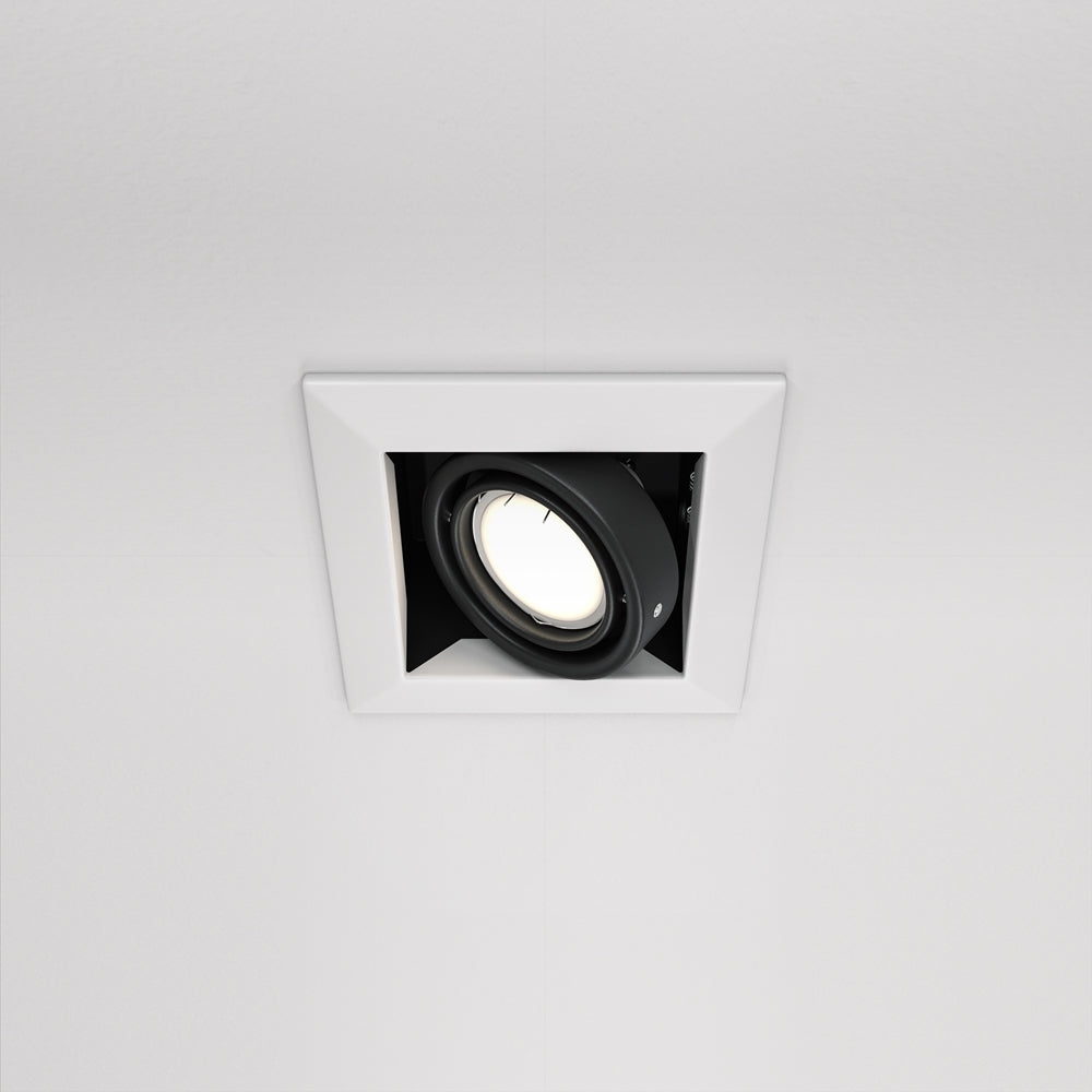 Spot encastré carré blanc vu de face dans un plafond blanc
