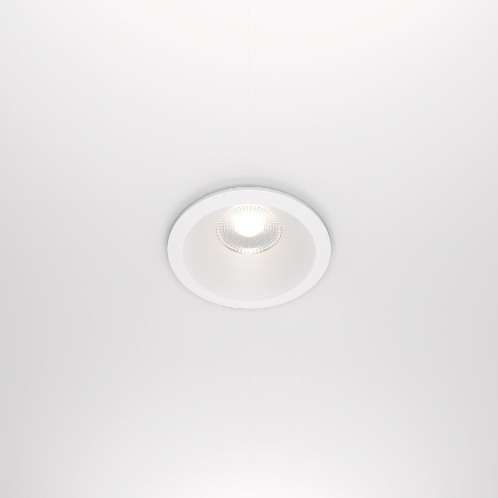 Spot encastré blanc vu de face, installé seul dans un plafond lisse