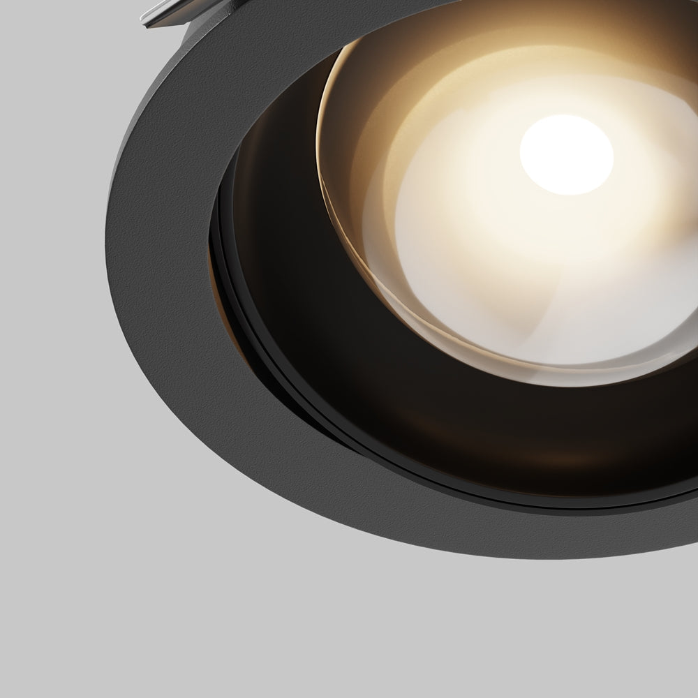 Gros plan sur la bague noire et l'optique interne du spot orientable