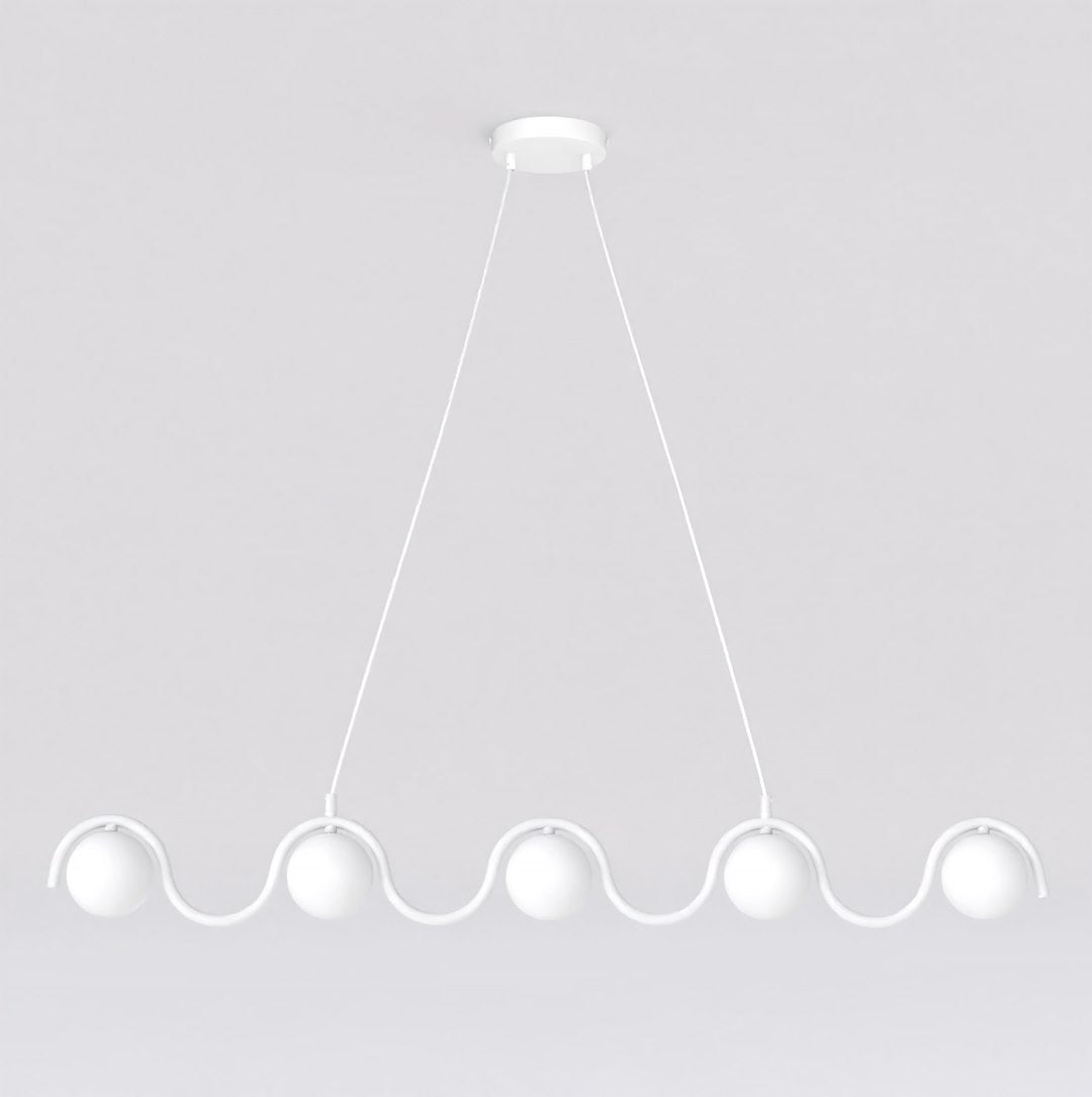 Vue de face du luminaire blanc à cinq globes opale sur structure ondulée