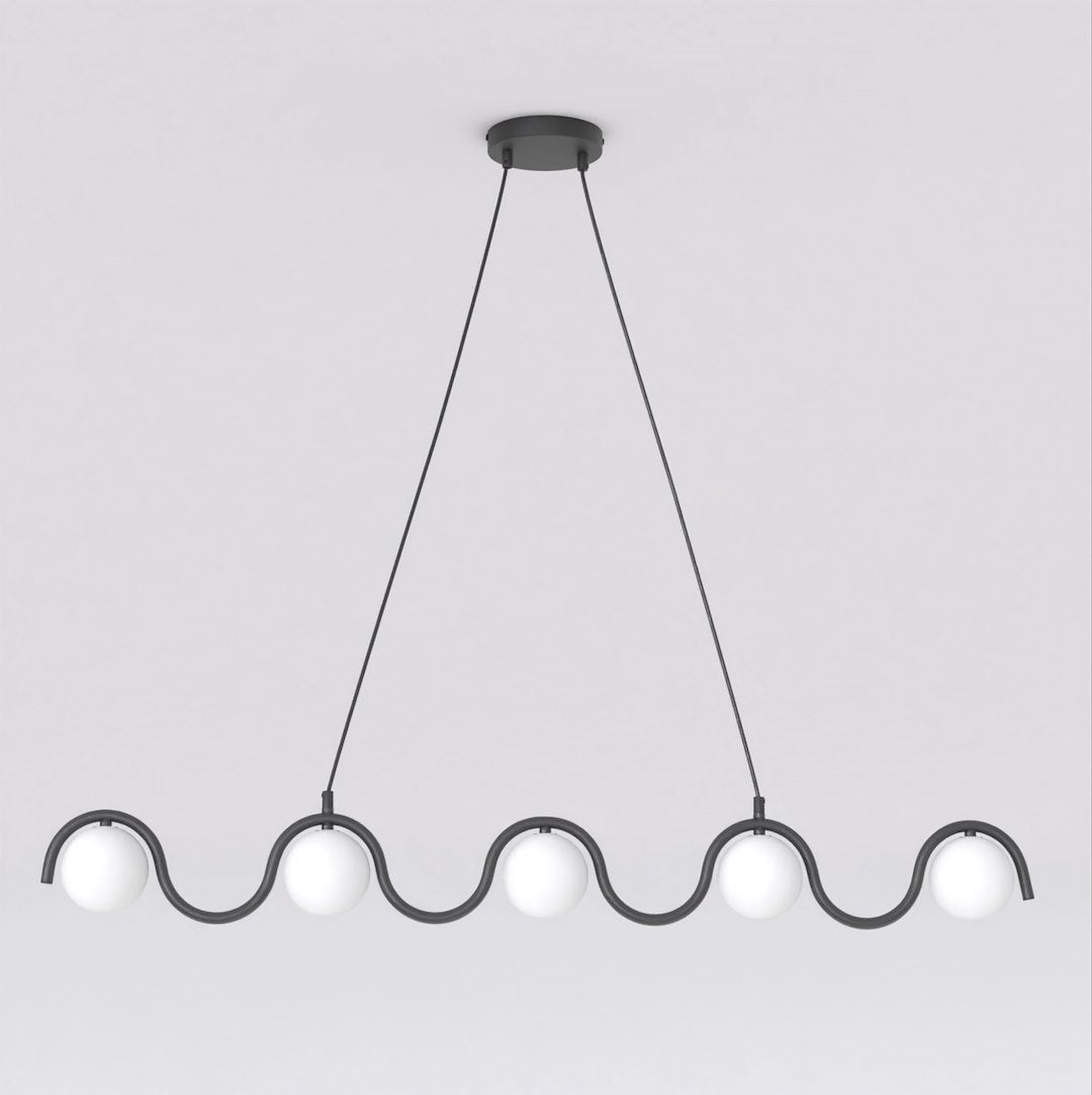 Vue de face du luminaire : cinq globes opalins sur une structure noire ondulée