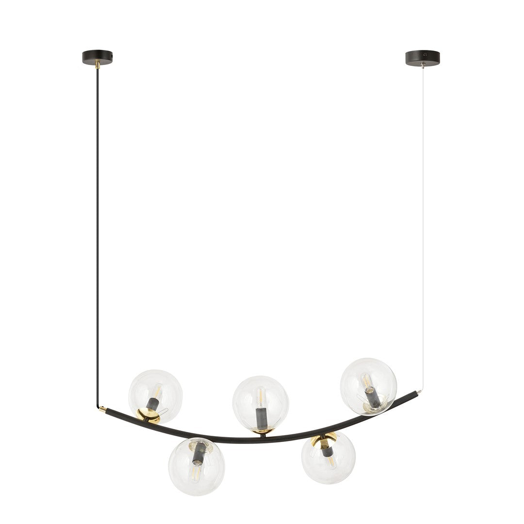 Vue de face alternative du luminaire, montrant les cinq globes en verre et les finitions dorées.