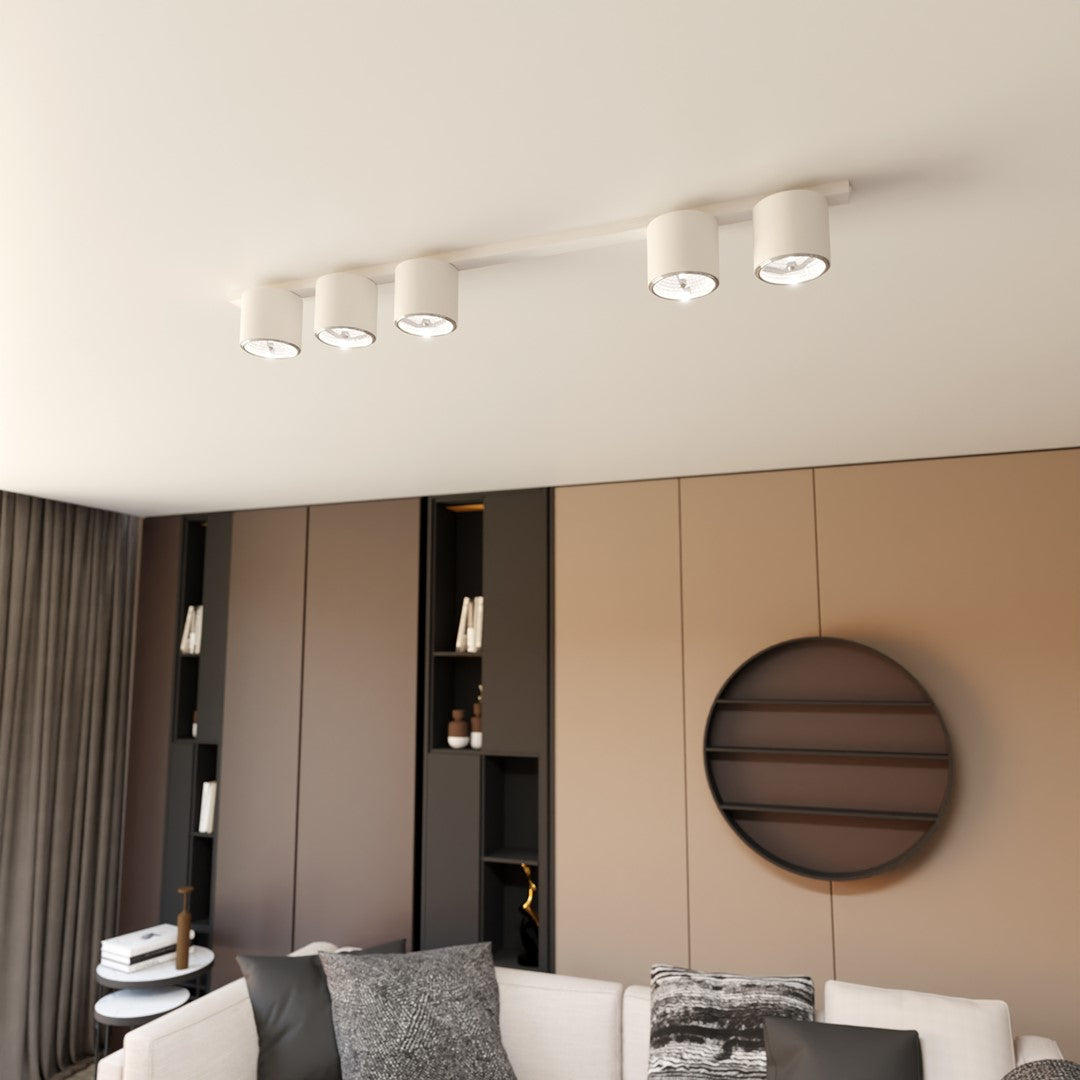 Plafonnier blanc cinq lumières installé au plafond d'un salon beige contemporain