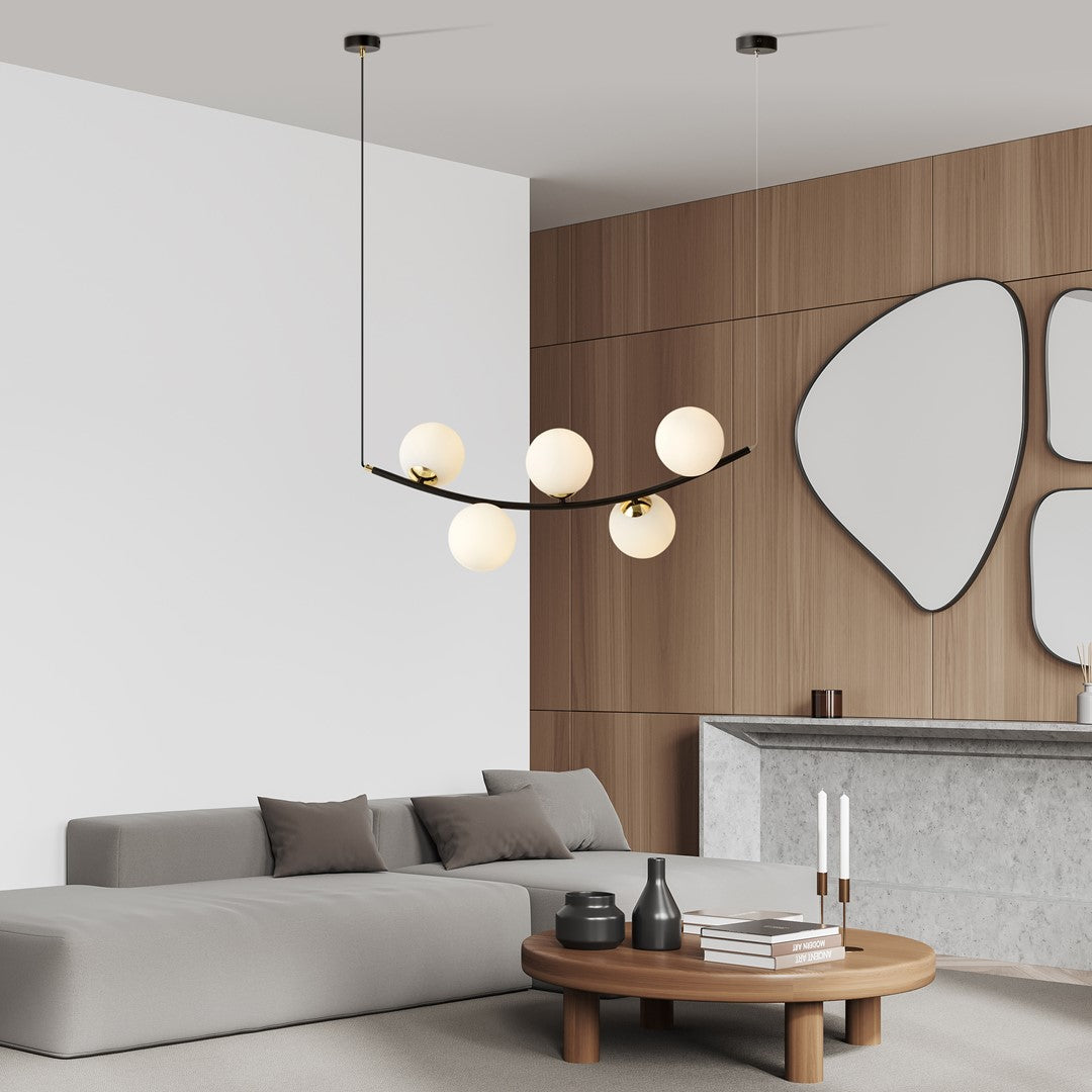 Mise en ambiance dans un salon gris, suspension au-dessus d'une table basse en bois