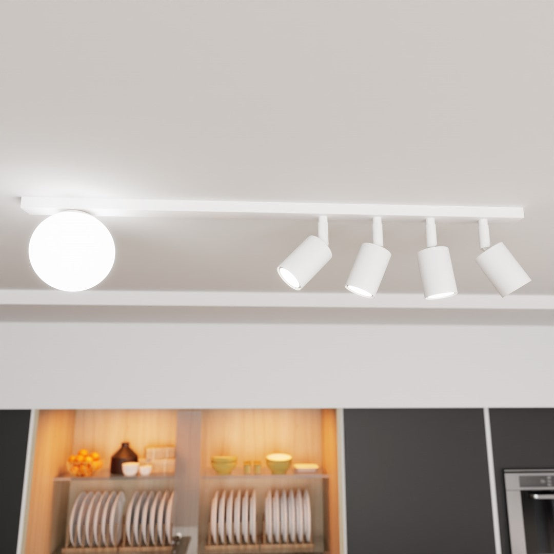 Détail rapproché du support plafond et des quatre spots orientables blancs