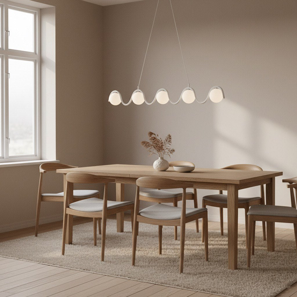 Mise en ambiance au-dessus d'une table à manger en bois dans une salle à manger