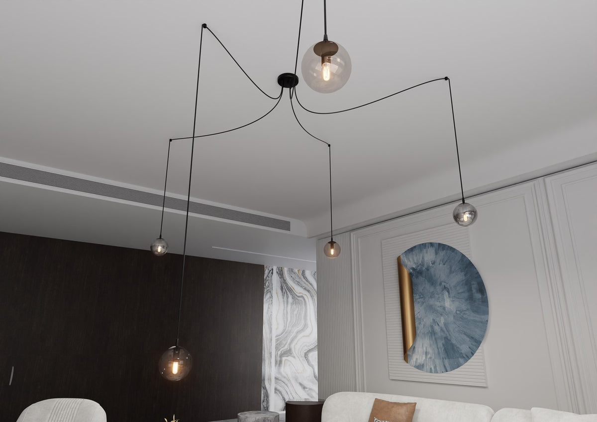 Vue rapprochée des câbles noirs et des globes transparents suspendus au plafond blanc