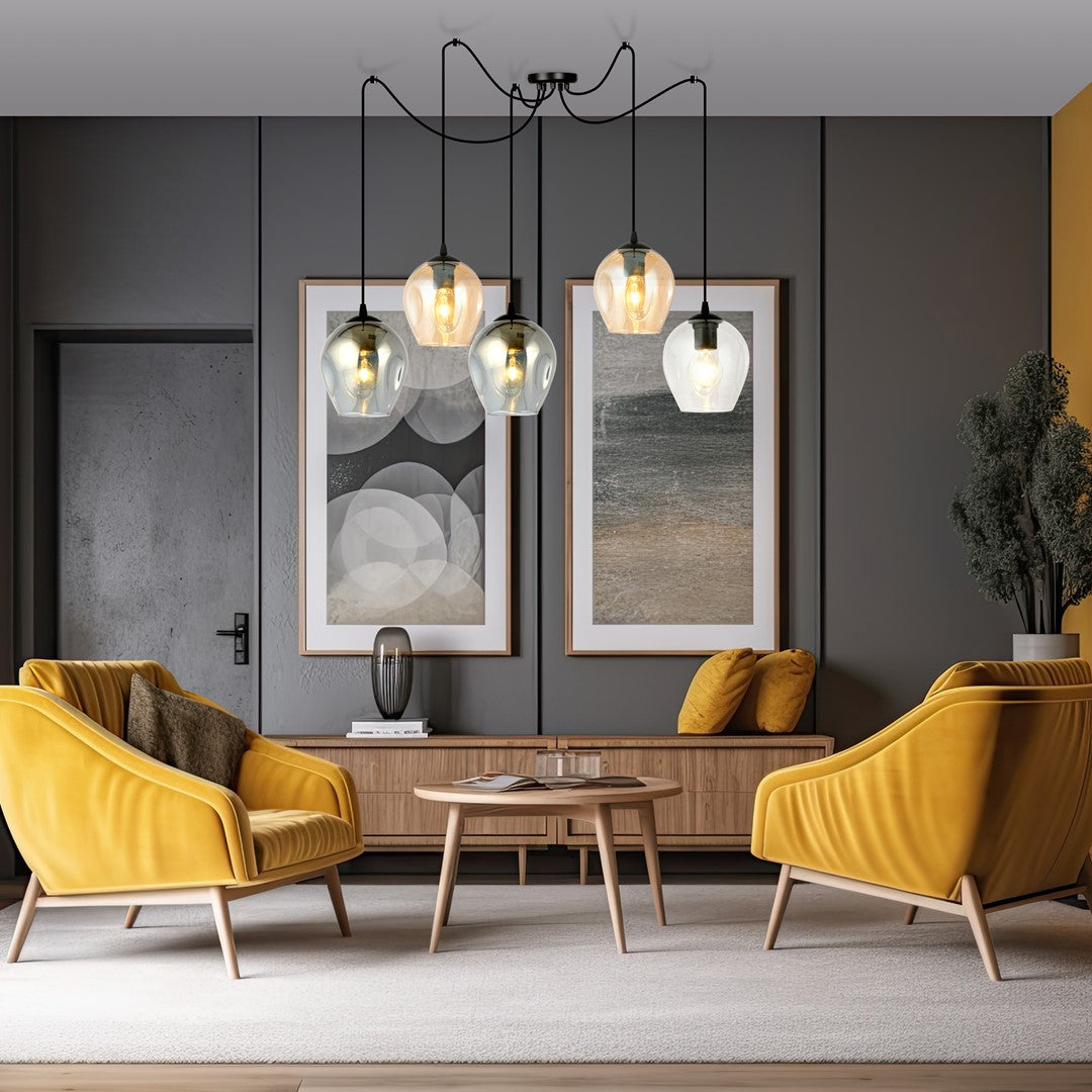 Mise en ambiance salon contemporain, fauteuils jaunes, suspension allumée au-dessus table basse