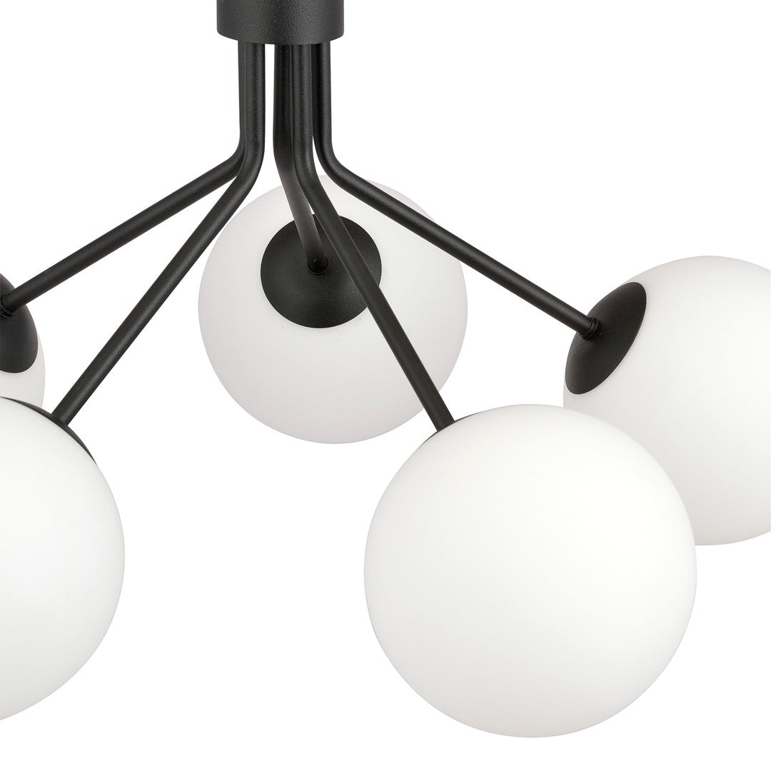 Détail des cinq bras noirs et globes opalins, fixation centrale sous le luminaire.