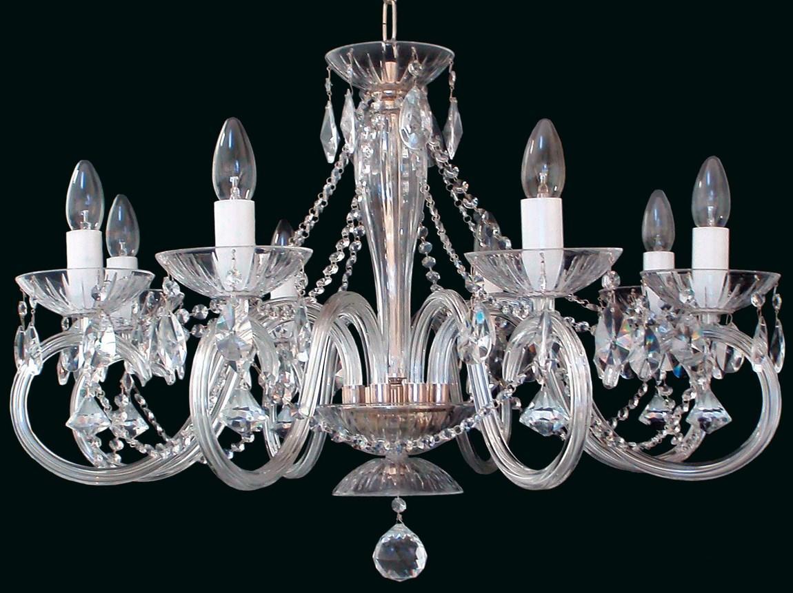 Lustre en cristal à six bras courbes, vue de face sur fond noir