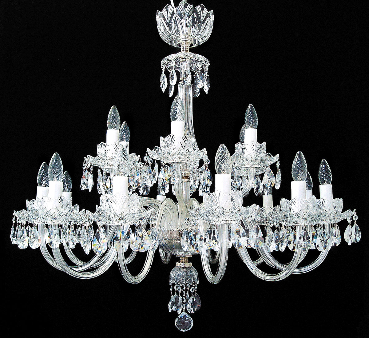 Lustre en cristal à douze bras, vue de face sur fond noir