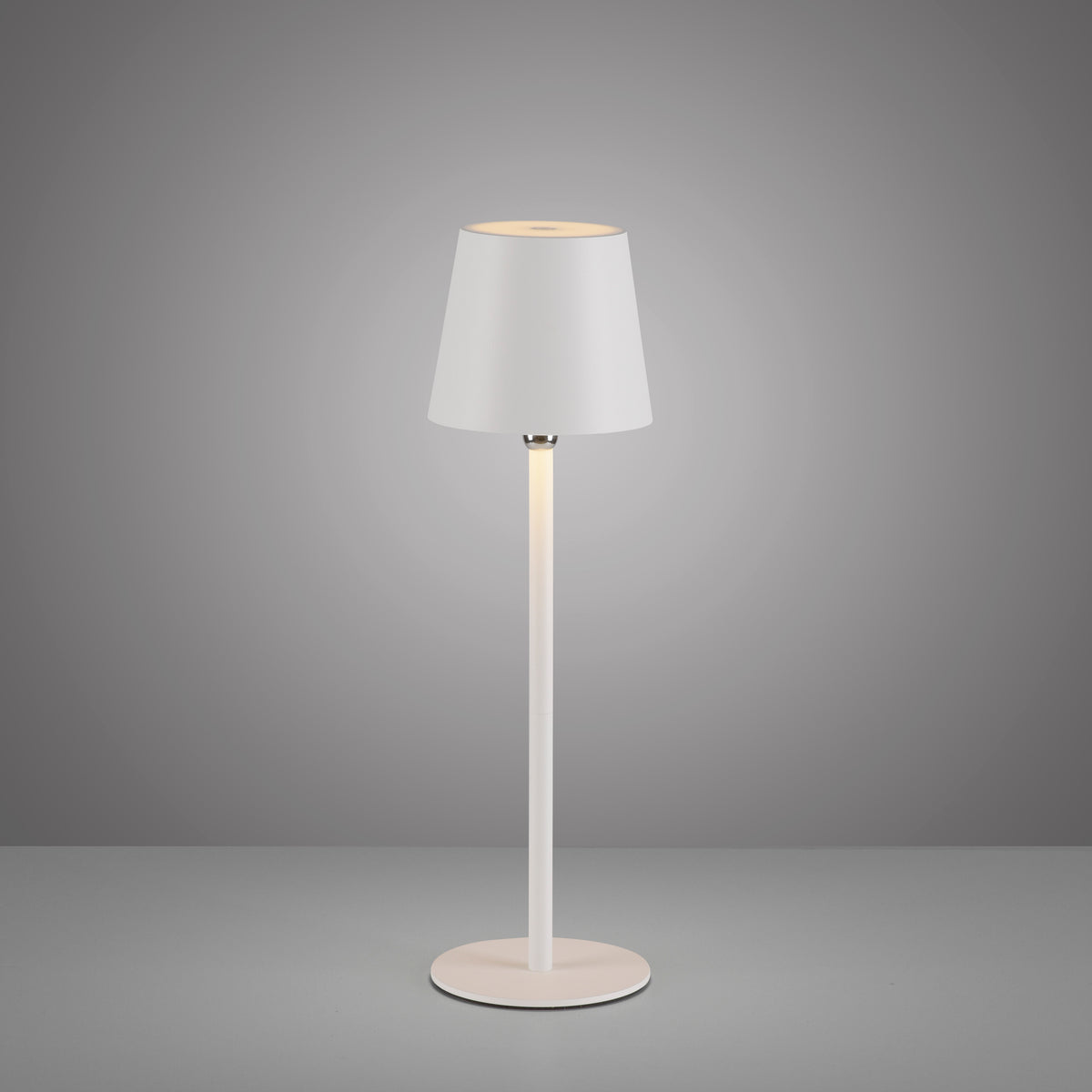 Vue de face de la lampe blanche sur fond gris, abat-jour conique et socle rond.