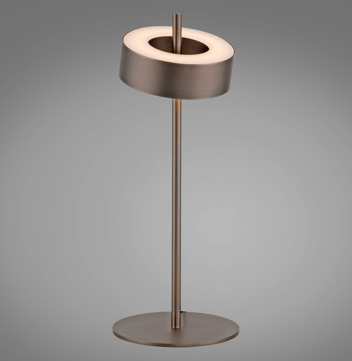 Lampe à poser de face, tête cylindrique ajourée et socle rond sur fond gris