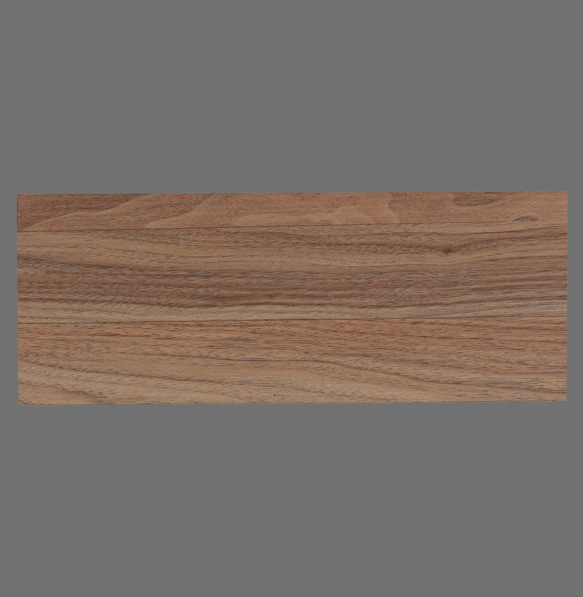 Détail rapproché du panneau en bois marron, veinage horizontal bien visible