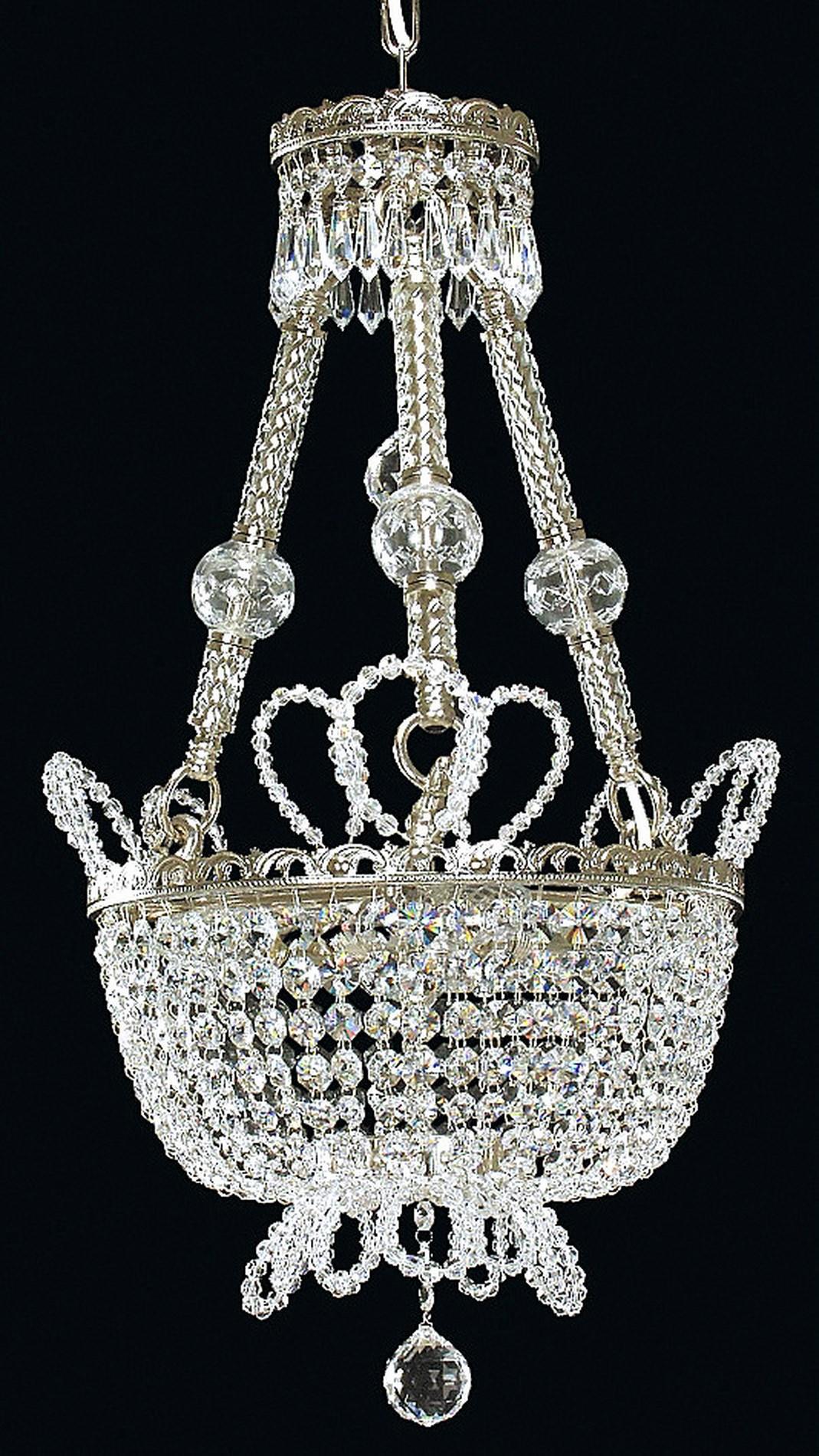Lustre en cristal suspendu, vue de face sur fond noir, forme de corbeille festonnée