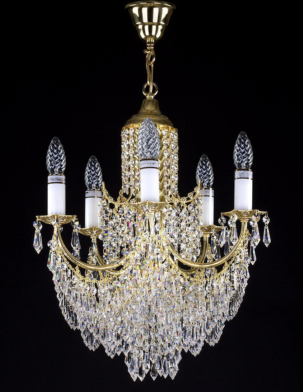 Lustre doré complet à cinq bras, pampilles de cristal, vue de face sur fond noir