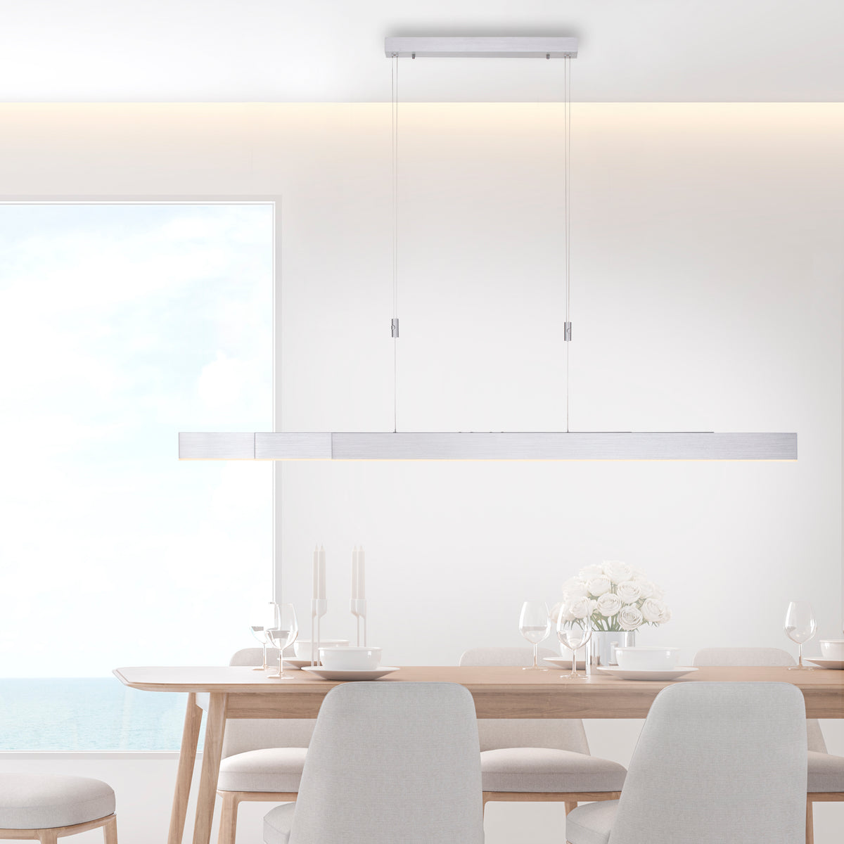Mise en ambiance au-dessus d'une table de salle à manger lumineuse et épurée.