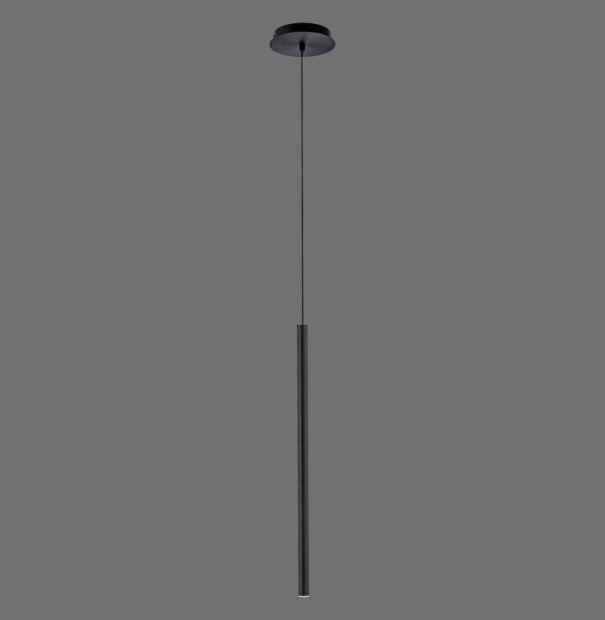 Vue de face d'une suspension noire tubulaire avec rosace et câble fin sur fond gris.