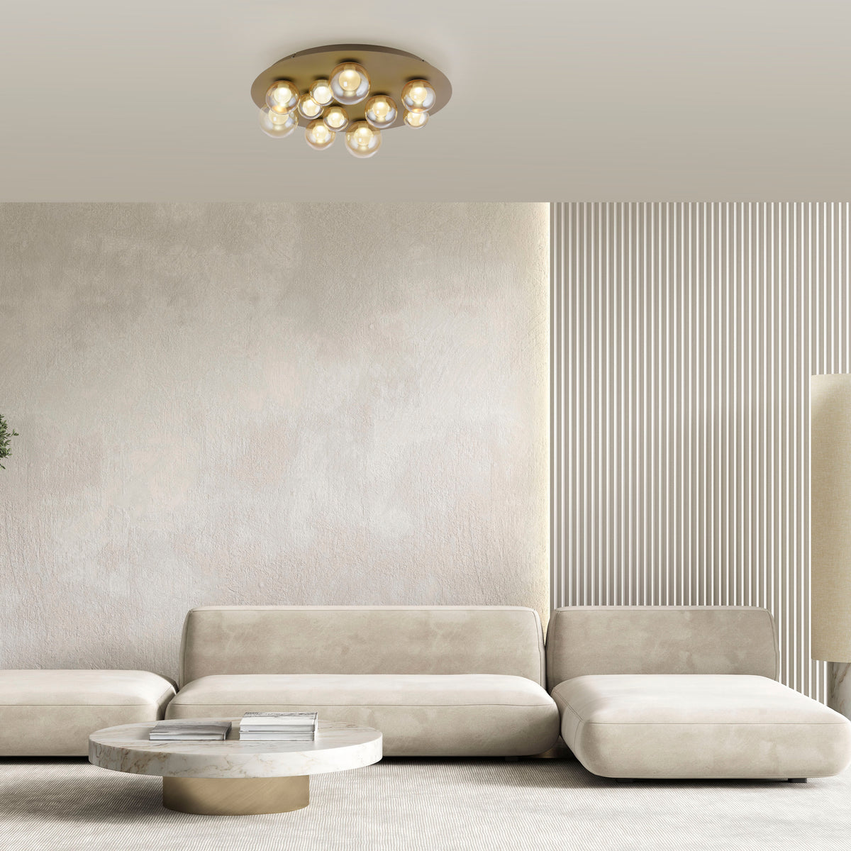 Plafonnier installé au plafond dans un salon beige minimaliste, éclairant la pièce