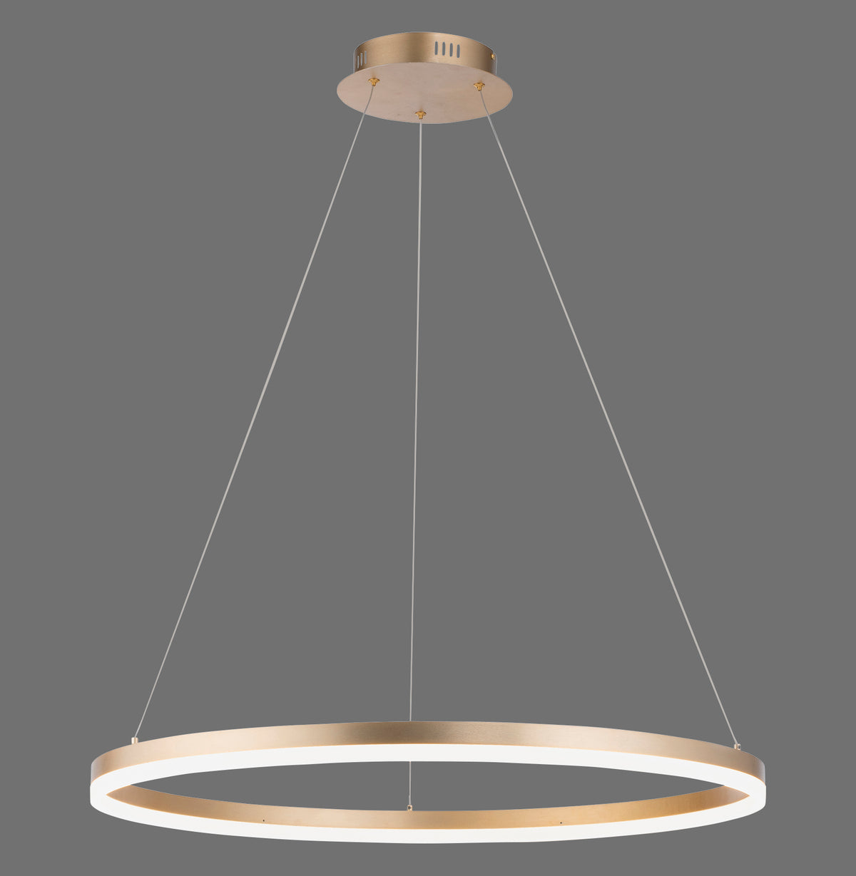 Vue de face du luminaire suspendu, anneau lumineux en laiton mat sur fond gris