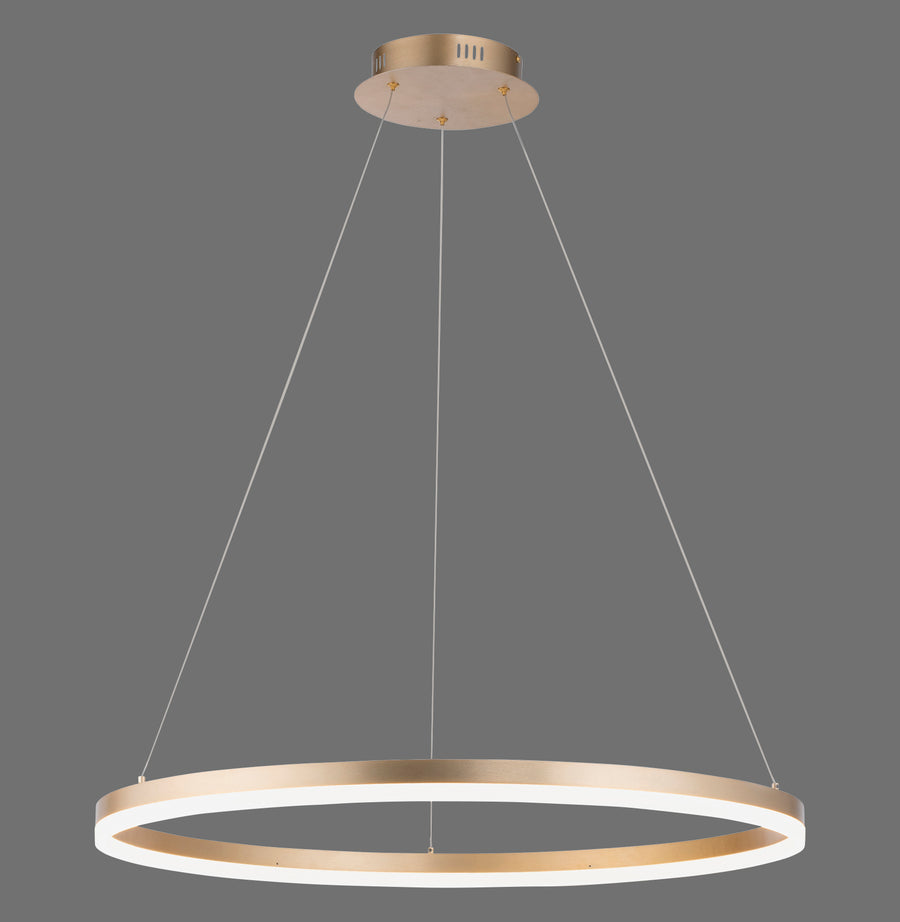 Vue de face du luminaire suspendu, anneau lumineux en laiton mat sur fond gris