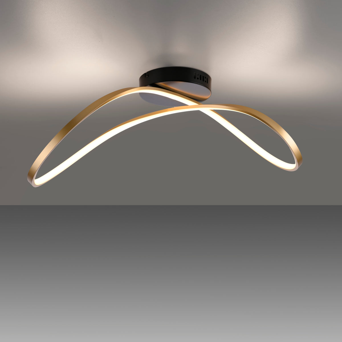 Plafonnier allumé sous plafond, halos lumineux diffusés par les courbes LED