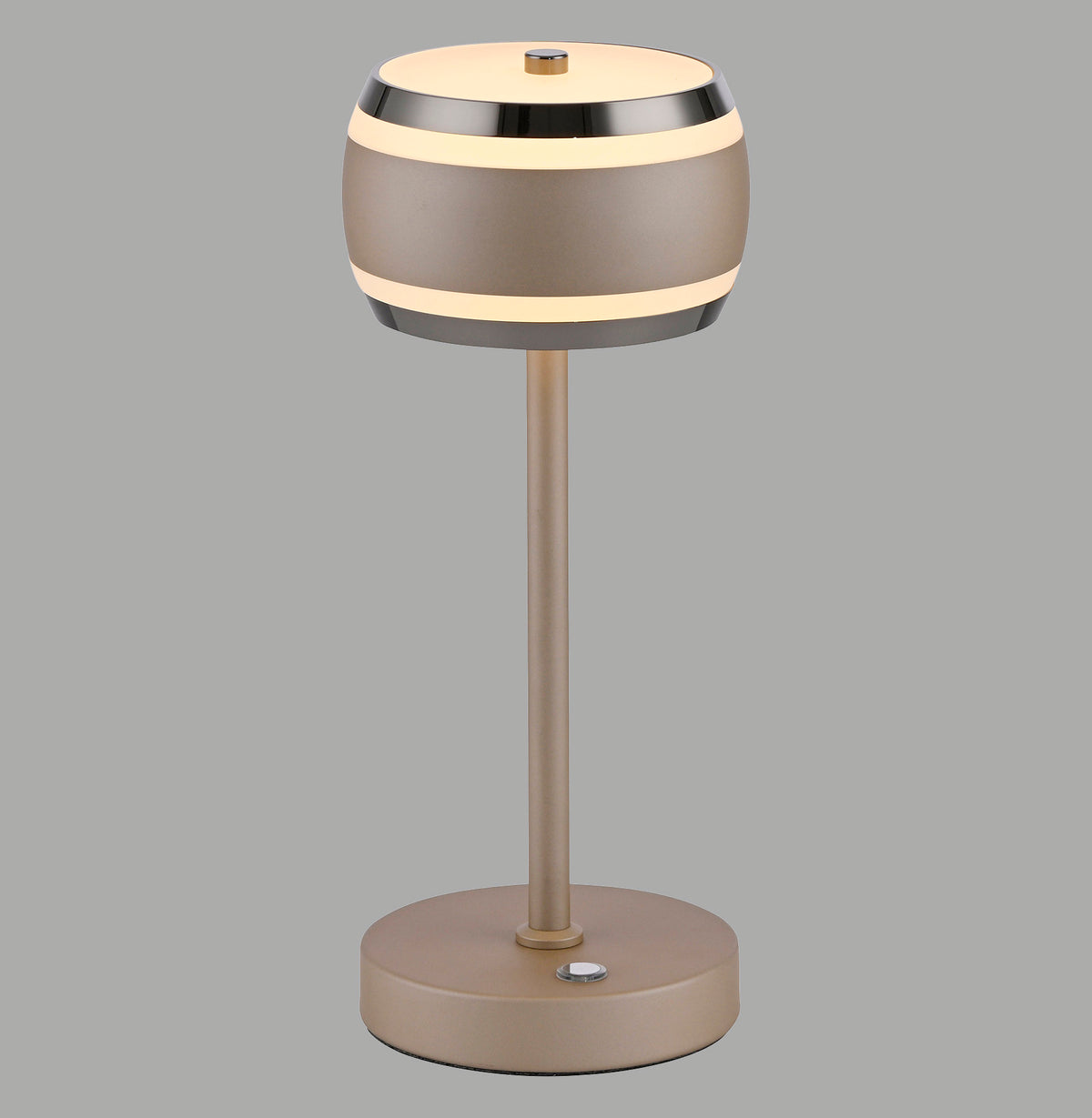 Lampe à poser vue de face sur fond gris, abat-jour cylindrique marron et bande chromée