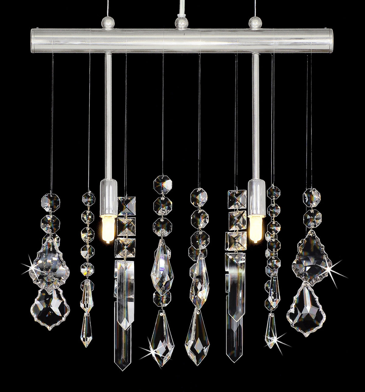 Lustre moderne à barre chromée et longues pampilles de cristal suspendues sur fond noir