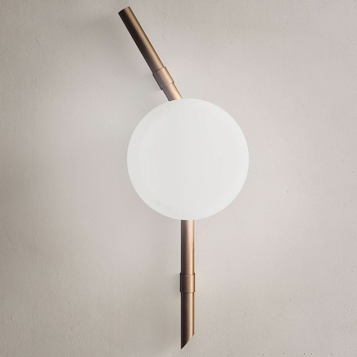 Applique murale Floed en verre, blanc et bronze, hauteur 77 cm