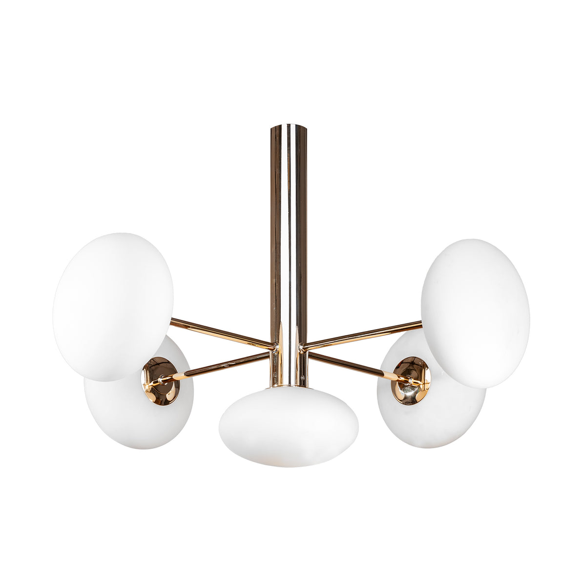 Luminaire doré à cinq diffuseurs en verre opalin blanc, présenté de face sur fond neutre.