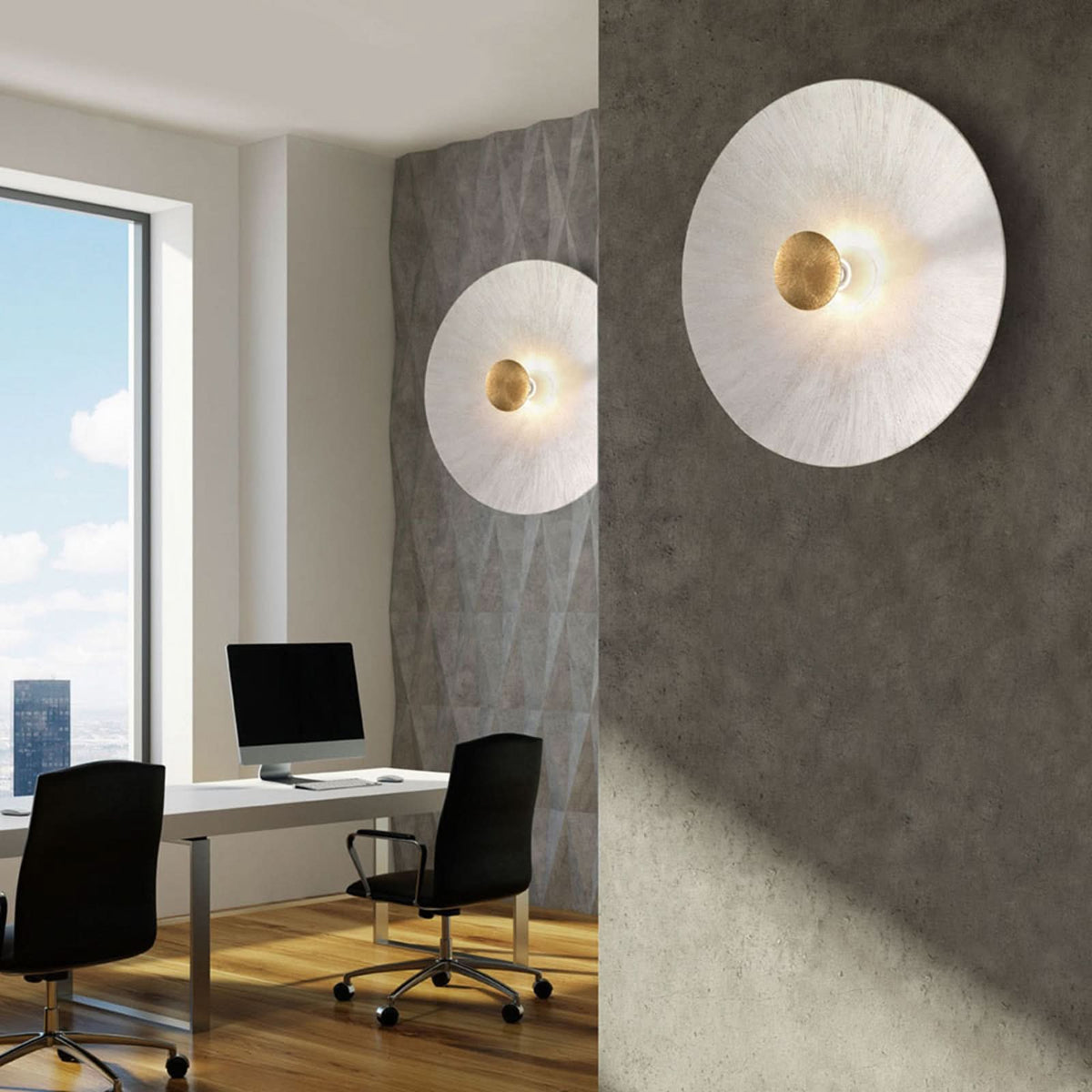 Mise en ambiance de deux appliques murales dans un bureau moderne