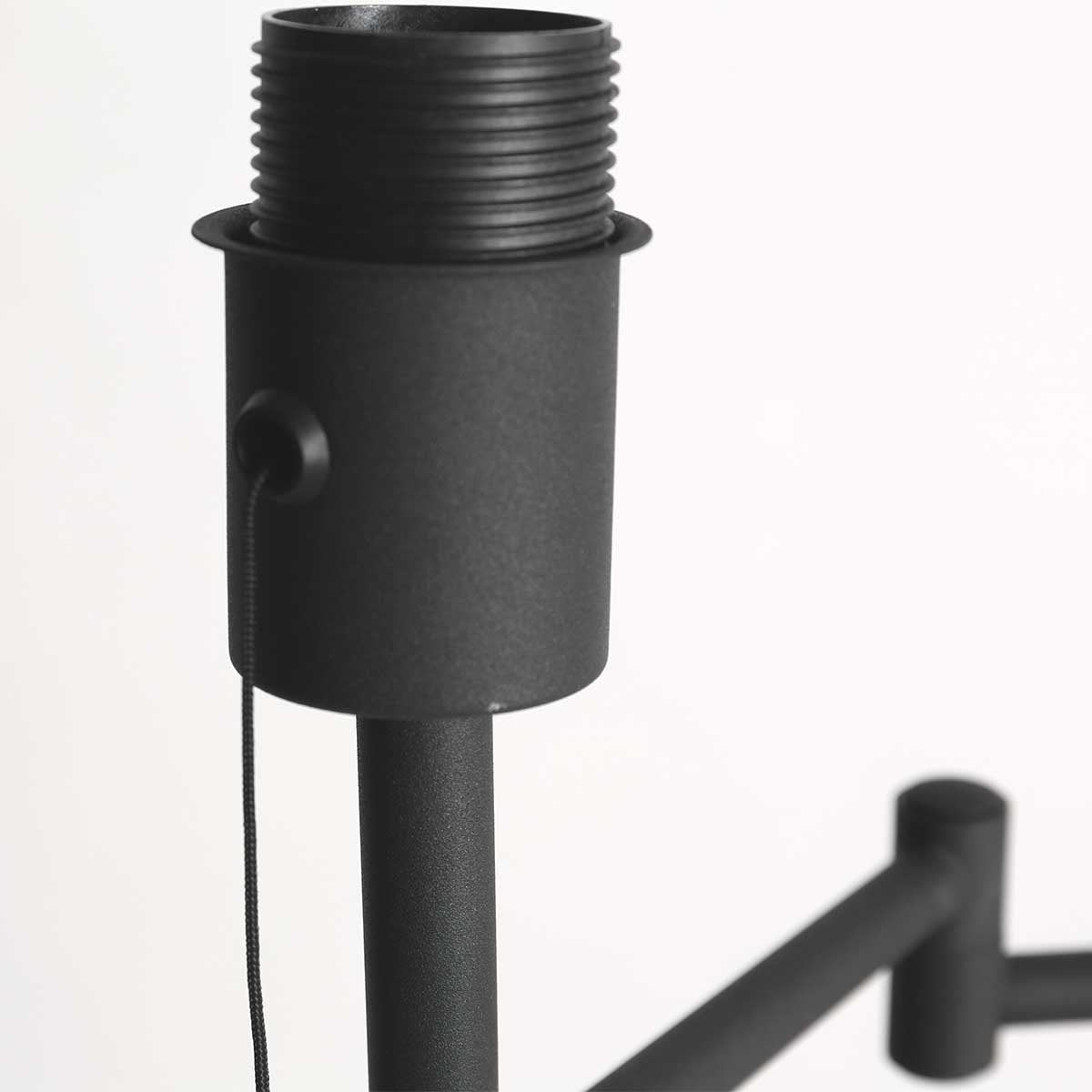 Gros plan sur la douille filetée noire et la tirette du luminaire