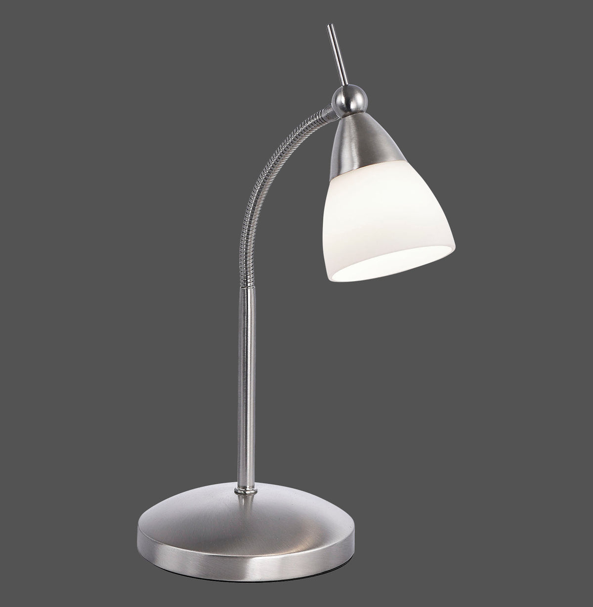 Lampe à poser en acier brossé et verre opalin, vue de face sur fond gris.