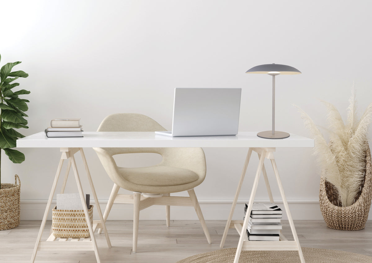 Mise en ambiance sur un bureau clair avec ordinateur portable, chaise et plantes.