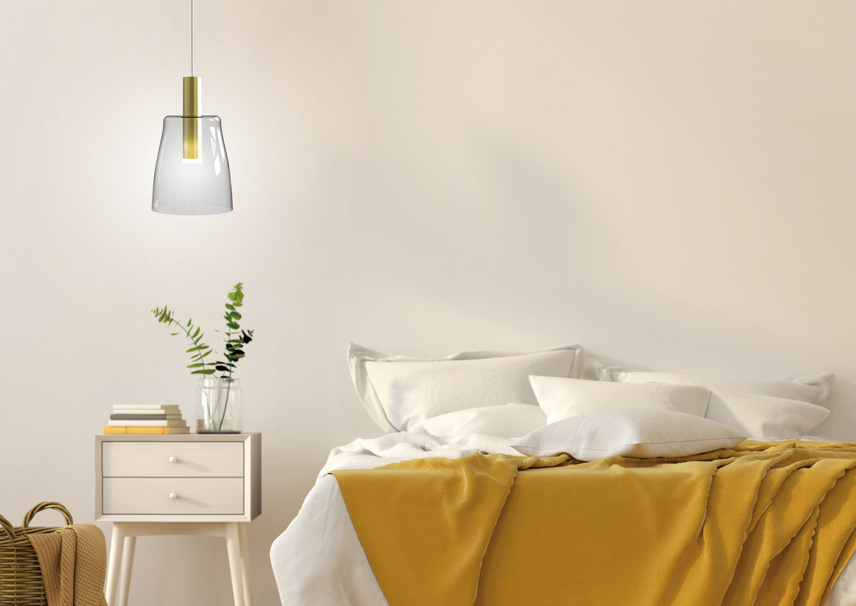 Mise en ambiance chambre claire avec suspension allumée près du lit