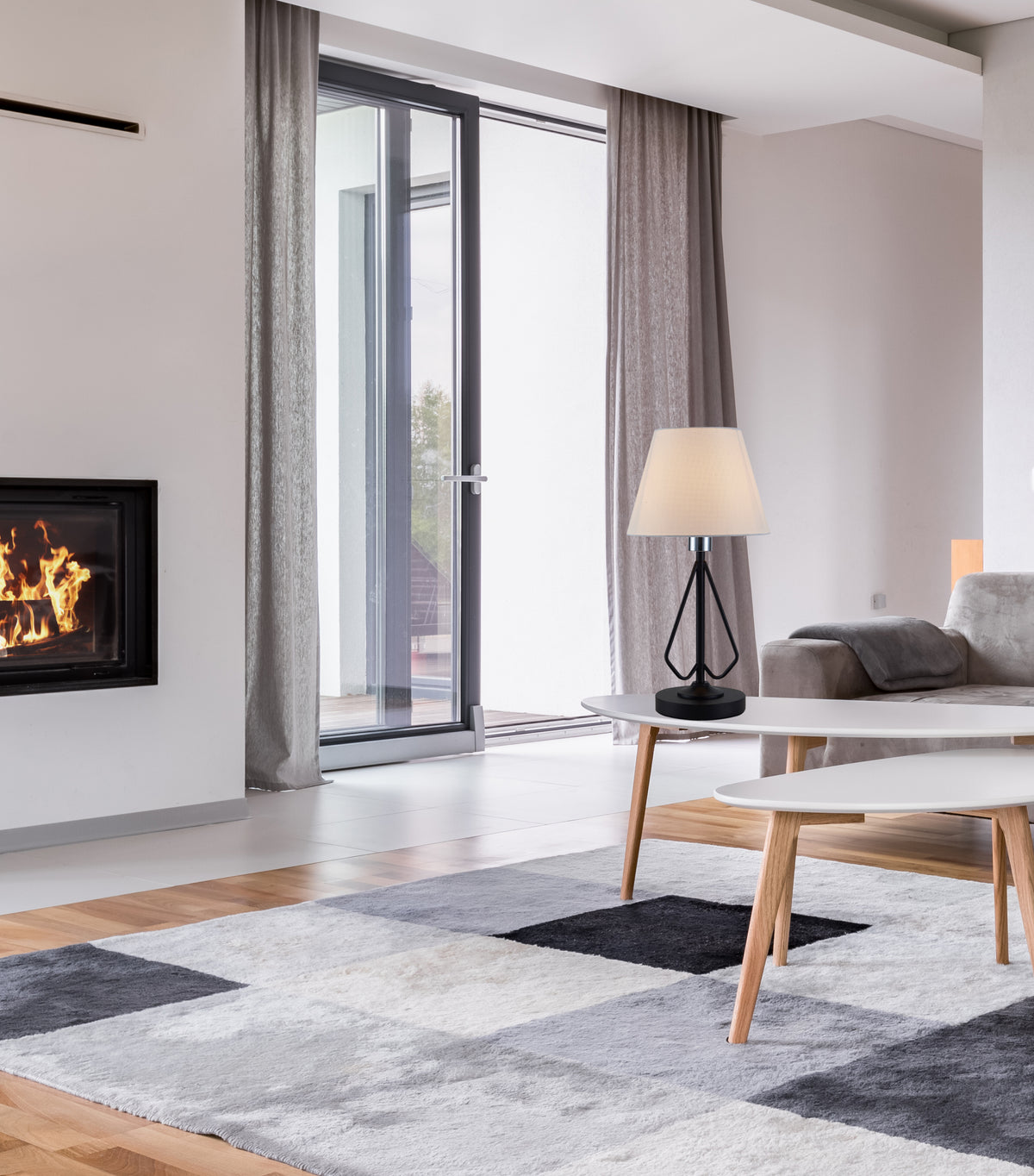 Mise en ambiance dans un salon moderne près d'une cheminée et baie vitrée