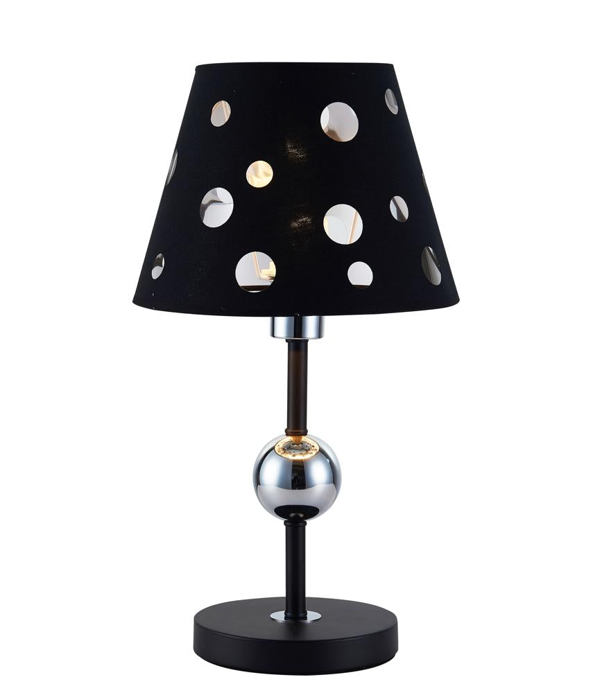 Lampe à poser noire sur fond blanc, abat-jour conique perforé et tige chromée