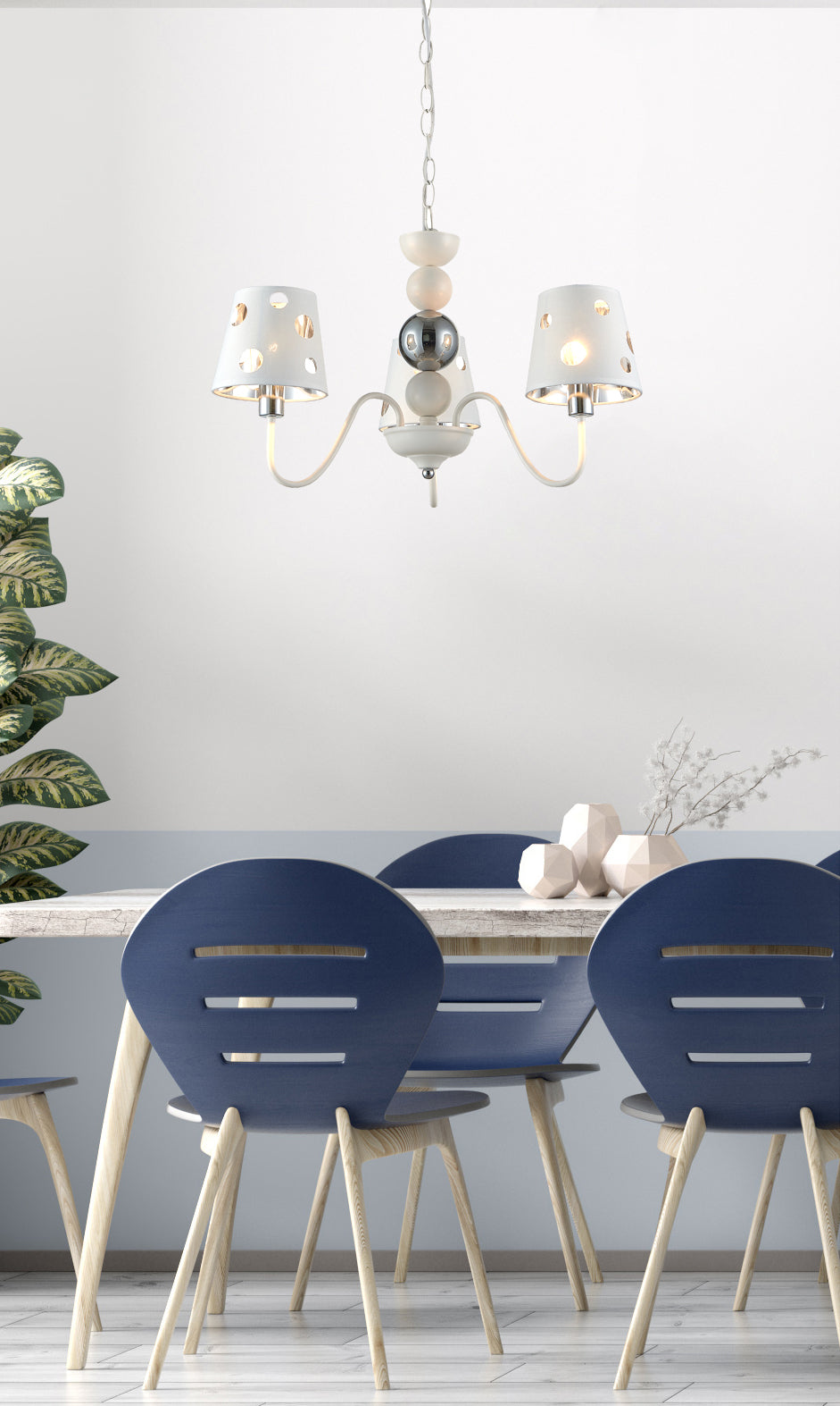 Mise en ambiance salle à manger avec lustre blanc au-dessus table et chaises bleues